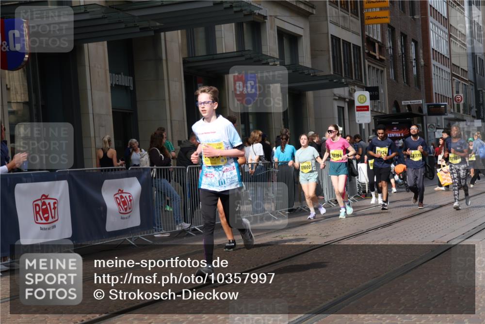13.09.2026 - 21. swb-Marathon Bremen Strokosch-Dieckow http://msf.ph/oto/10357997 13.09.2026 11:18:16 Ziel 10176, 10194, 10264, 10535, 10600, 10651, 10895, 10899, 10997, 11443, 12371, 12422, 12561, 10191, 10192, 10459, 10513, 10713, 11482, 11808, 11829, 11943, 12177, 12178 meine-sportfotos.de