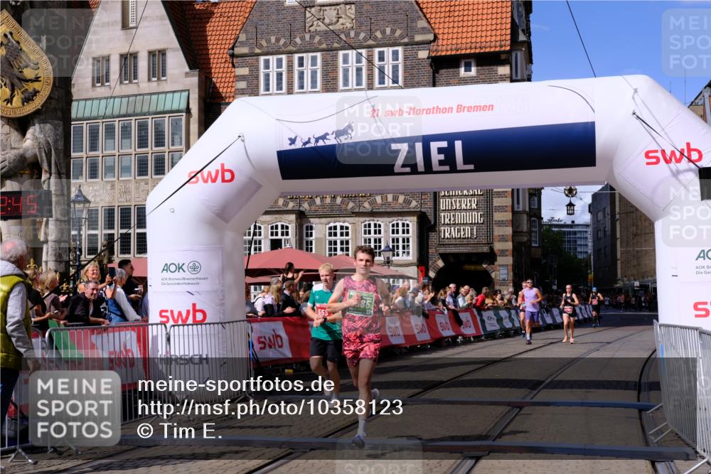 13.09.2026 - 21. swb-Marathon Bremen Tim E. http://msf.ph/oto/10358123 13.09.2026 12:53:34 Ziel 2585, 2670, 7650, 8081 meine-sportfotos.de