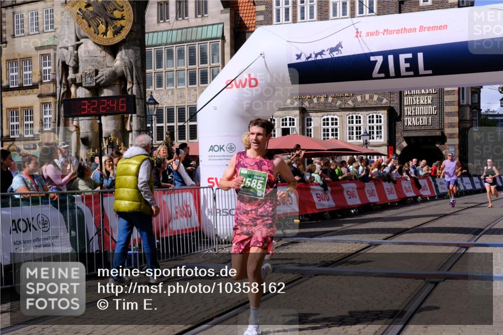 13.09.2026 - 21. swb-Marathon Bremen Tim E. http://msf.ph/oto/10358162 13.09.2026 12:53:35 Ziel 2585, 2670, 7650, 8081 meine-sportfotos.de
