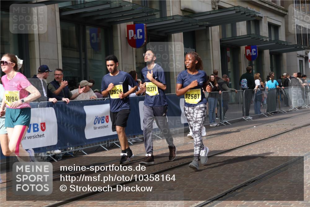 13.09.2026 - 21. swb-Marathon Bremen Strokosch-Dieckow http://msf.ph/oto/10358164 13.09.2026 11:18:23 Ziel 10005, 10176, 10194, 10264, 10344, 10568, 10600, 10899, 10997, 11443, 12371, 12422, 12561, 10191, 10192, 10459, 10513, 10535, 10651, 10895, 11482, 11808, 11829, 11943, 12177, 12178 meine-sportfotos.de