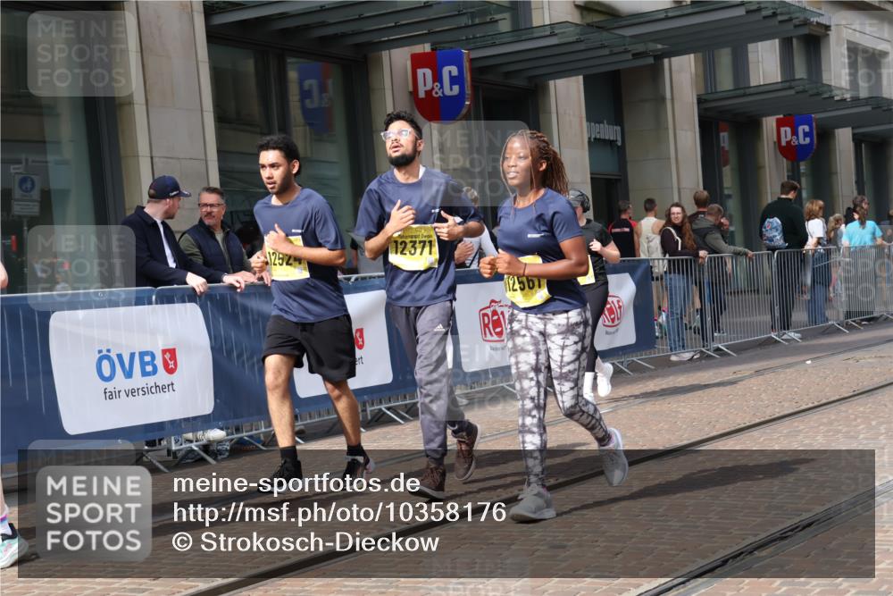 13.09.2026 - 21. swb-Marathon Bremen Strokosch-Dieckow http://msf.ph/oto/10358176 13.09.2026 11:18:23 Ziel 10005, 10176, 10194, 10264, 10344, 10568, 10600, 10899, 10997, 11443, 12371, 12422, 12561, 10191, 10192, 10459, 10513, 10535, 10651, 10895, 11482, 11808, 11829, 11943, 12177, 12178 meine-sportfotos.de
