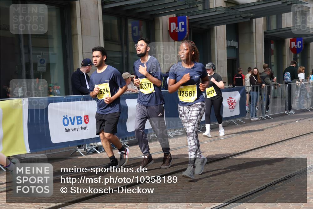 13.09.2026 - 21. swb-Marathon Bremen Strokosch-Dieckow http://msf.ph/oto/10358189 13.09.2026 11:18:23 Ziel 10005, 10176, 10194, 10264, 10344, 10568, 10600, 10899, 10997, 11443, 12371, 12422, 12561, 10191, 10192, 10459, 10513, 10535, 10651, 10895, 11482, 11808, 11829, 11943, 12177, 12178 meine-sportfotos.de