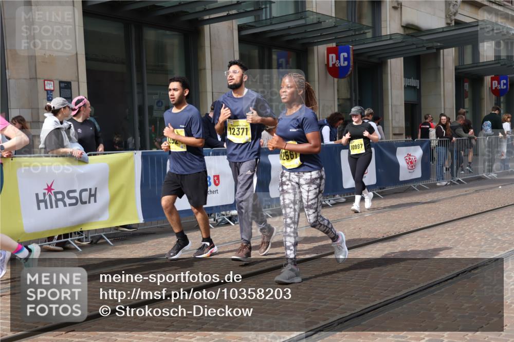 13.09.2026 - 21. swb-Marathon Bremen Strokosch-Dieckow http://msf.ph/oto/10358203 13.09.2026 11:18:24 Ziel 10005, 10176, 10194, 10264, 10344, 10568, 10600, 10899, 10997, 11443, 12090, 12371, 12422, 12561, 10191, 10192, 10459, 10513, 10535, 10651, 10895, 11808, 11829, 11943, 12177, 12178 meine-sportfotos.de