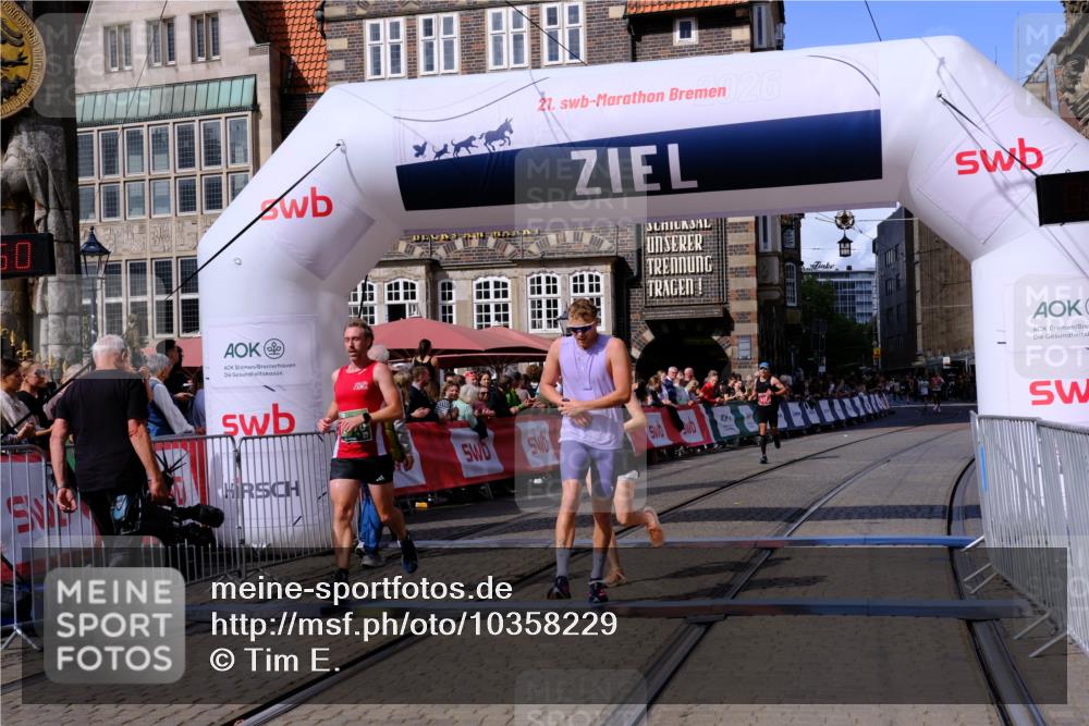 13.09.2026 - 21. swb-Marathon Bremen Tim E. http://msf.ph/oto/10358229 13.09.2026 12:53:39 Ziel 2352, 2585, 2670, 3080, 8081 meine-sportfotos.de
