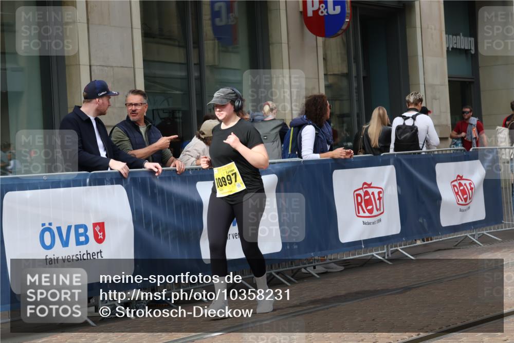 13.09.2026 - 21. swb-Marathon Bremen Strokosch-Dieckow http://msf.ph/oto/10358231 13.09.2026 11:18:25 Ziel 10005, 10176, 10194, 10264, 10344, 10568, 10600, 10899, 10997, 11443, 11629, 11794, 12090, 12371, 12422, 12561, 10176, 10191, 10192, 10459, 10513, 10535, 10651, 10895, 11808, 11829, 11943, 12177, 12178 meine-sportfotos.de