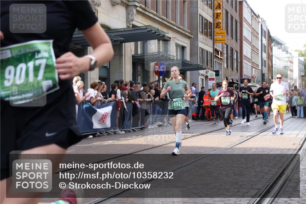 13.09.2026 - 21. swb-Marathon Bremen Strokosch-Dieckow http://msf.ph/oto/10358232 13.09.2026 13:34:55 Ziel 536, 1150, 2003, 2366, 2492, 2625, 2866, 3063, 3311, 3916, 4062, 4487, 4635, 4985, 5016, 5125, 5647, 6315, 6320, 6391, 6403, 6750, 6837, 7123, 7305, 7377, 7405, 7657, 7703, 7750, 7998, 8300, 8328, 8401, 8530, 8773, 8915, 9017, 9216, 9526, 9527, 13017, 13018, 13051, 13060, 489, 1210, 1395, 1967, 2413, 2430, 2525, 2561, 2755, 2831, 3052, 3058, 3181, 3217, 3353, 3380, 3388, 3765, 3768, 3842, 4537, 5378, 5415, 5684, 5694, 5760, 6085, 6627, 6655, 6756, 8515 meine-sportfotos.de