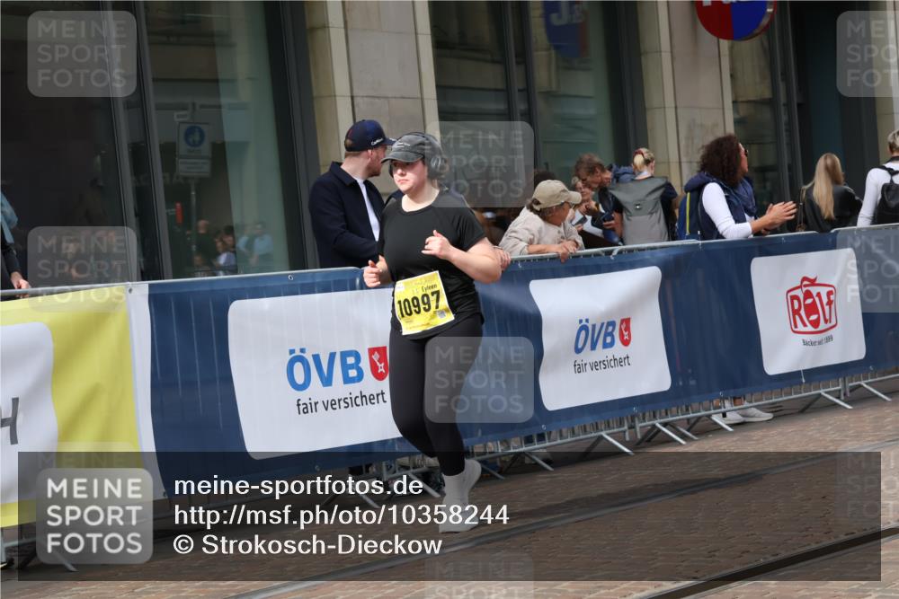 13.09.2026 - 21. swb-Marathon Bremen Strokosch-Dieckow http://msf.ph/oto/10358244 13.09.2026 11:18:25 Ziel 10005, 10176, 10194, 10264, 10344, 10568, 10600, 10899, 10997, 11443, 11629, 11794, 12090, 12371, 12422, 12561, 10176, 10191, 10192, 10459, 10513, 10535, 10651, 10895, 11808, 11829, 11943, 12177, 12178 meine-sportfotos.de