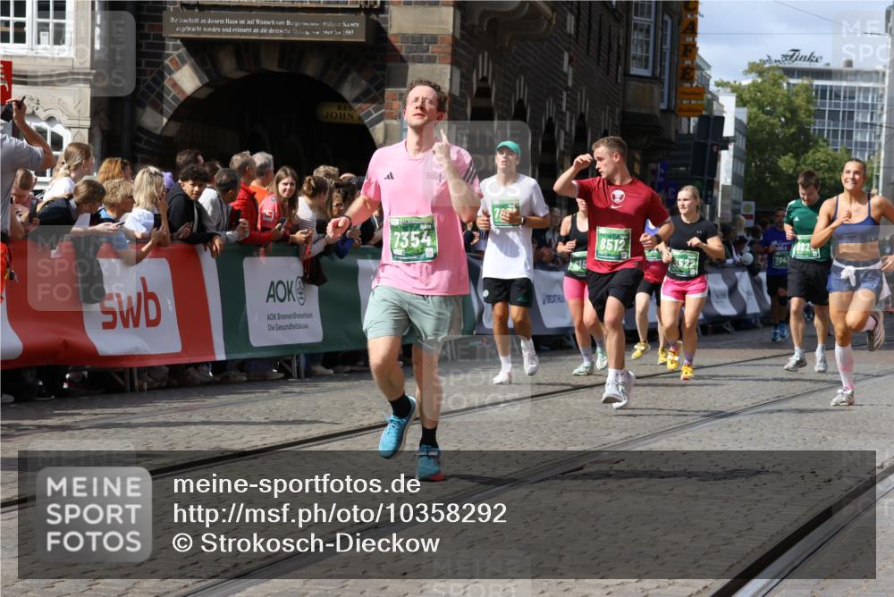 13.09.2026 - 21. swb-Marathon Bremen Strokosch-Dieckow http://msf.ph/oto/10358292 13.09.2026 13:33:52 Ziel 930, 2872, 2960, 2980, 3201, 3562, 3761, 4052, 4219, 4490, 4492, 4536, 4543, 5560, 5660, 5726, 5861, 5862, 5914, 6256, 6421, 6538, 6597, 6777, 6808, 6844, 6882, 6997, 7523, 7633, 7652, 7863, 8093, 8177, 8501, 8599, 8602, 8691, 9206, 9390, 9508, 9883, 10114, 13078, 1364, 1656, 2355, 2727, 3162, 3389, 3522, 3790, 3984, 4613, 5341, 5563, 5587, 6090, 6151, 6509, 6623, 7047, 7303, 7431, 7988, 8025, 8512, 8641, 8910, 13118 meine-sportfotos.de