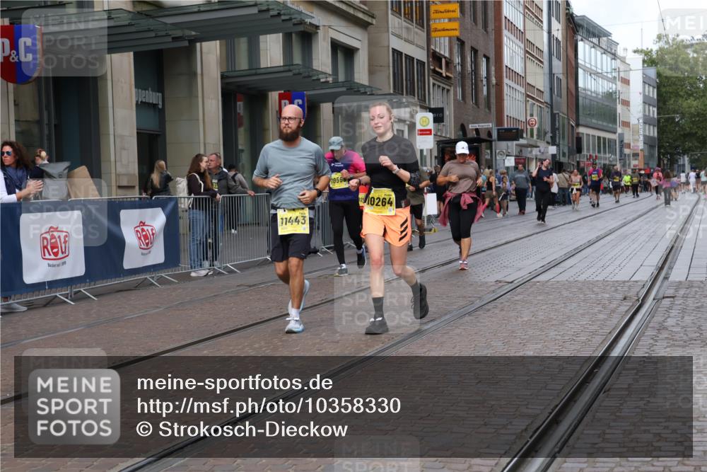 13.09.2026 - 21. swb-Marathon Bremen Strokosch-Dieckow http://msf.ph/oto/10358330 13.09.2026 11:18:32 Ziel 10005, 10202, 10264, 10344, 10524, 10568, 10997, 11443, 11629, 11794, 12090, 12371, 12422, 10176, 10191, 10192, 10194, 10459, 10513, 10535, 10600, 10651, 10895, 10899, 12177, 12178, 12371, 12561 meine-sportfotos.de