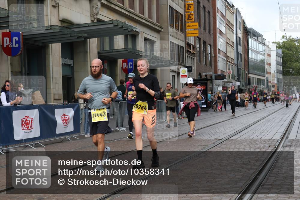 13.09.2026 - 21. swb-Marathon Bremen Strokosch-Dieckow http://msf.ph/oto/10358341 13.09.2026 11:18:33 Ziel 10005, 10202, 10264, 10344, 10524, 10568, 10997, 11443, 11629, 11794, 12090, 12422, 10176, 10191, 10192, 10194, 10459, 10513, 10535, 10600, 10651, 10895, 10899, 10997, 12177, 12178, 12371, 12561 meine-sportfotos.de