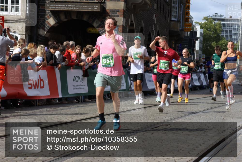 13.09.2026 - 21. swb-Marathon Bremen Strokosch-Dieckow http://msf.ph/oto/10358355 13.09.2026 13:33:53 Ziel 930, 2405, 2872, 2960, 3201, 3562, 3761, 4052, 4219, 4490, 4543, 5560, 5660, 5726, 5861, 5862, 6256, 6421, 6538, 6597, 6777, 6808, 6844, 6882, 6997, 7523, 7633, 7652, 7863, 8093, 8177, 8501, 8599, 8602, 8691, 9206, 9390, 9508, 9883, 10114, 13078, 1364, 1656, 2355, 2727, 3162, 3389, 3522, 3790, 3984, 4613, 5341, 5563, 6090, 6151, 6509, 6623, 7047, 7303, 7431, 7897, 7988, 8025, 8641, 8910, 13118 meine-sportfotos.de