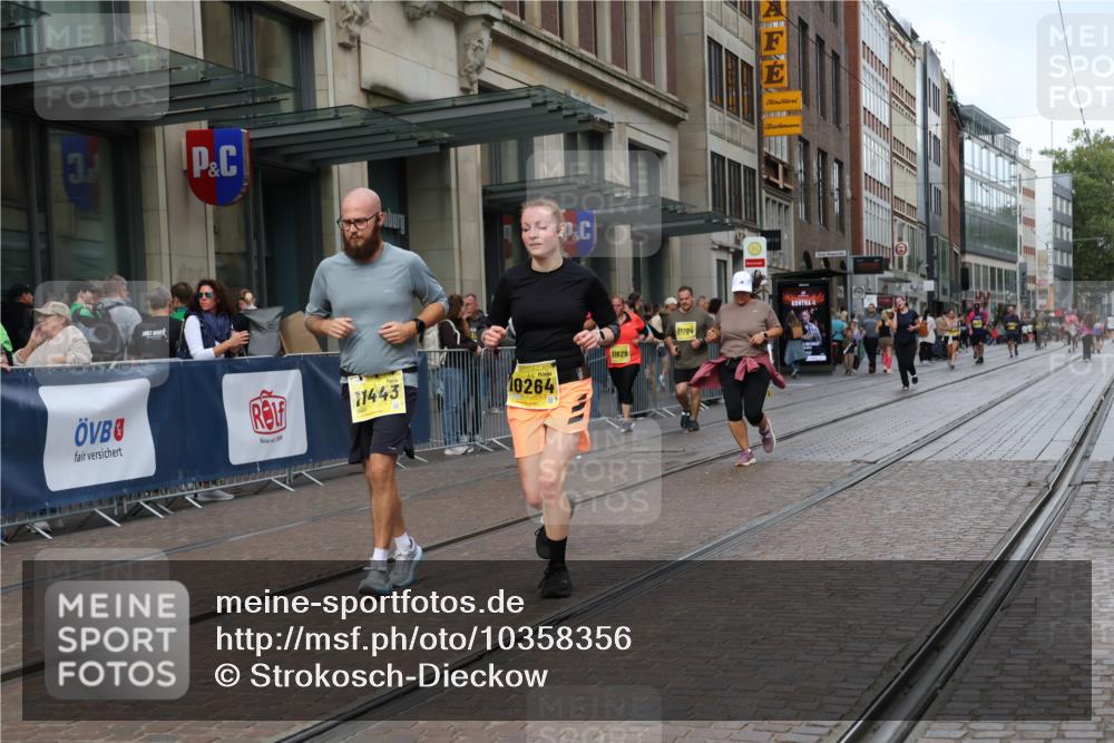 13.09.2026 - 21. swb-Marathon Bremen Strokosch-Dieckow http://msf.ph/oto/10358356 13.09.2026 11:18:34 Ziel 10005, 10202, 10264, 10344, 10524, 10568, 11443, 11629, 11794, 12090, 12422, 10176, 10191, 10192, 10194, 10535, 10600, 10651, 10895, 10899, 10997, 12177, 12178, 12371, 12561 meine-sportfotos.de