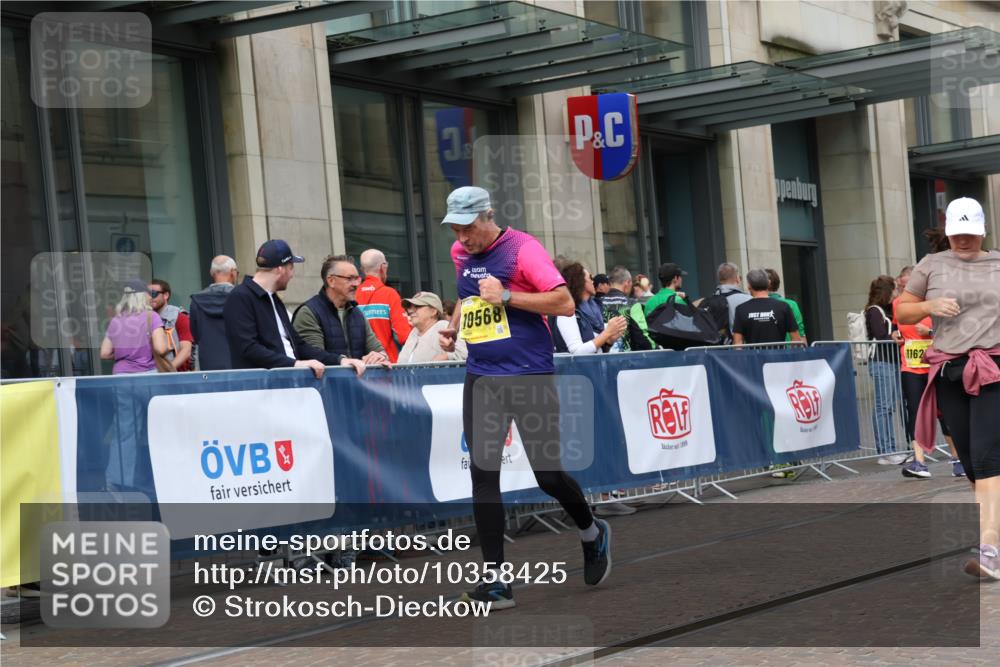 13.09.2026 - 21. swb-Marathon Bremen Strokosch-Dieckow http://msf.ph/oto/10358425 13.09.2026 11:18:36 Ziel 10005, 10202, 10264, 10344, 10524, 10568, 11443, 11629, 11794, 12090, 12422, 10176, 10194, 10535, 10600, 10651, 10895, 10899, 10997, 12371, 12561 meine-sportfotos.de