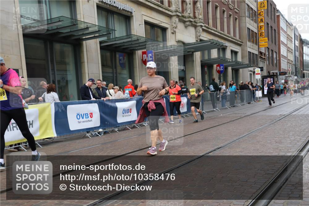 13.09.2026 - 21. swb-Marathon Bremen Strokosch-Dieckow http://msf.ph/oto/10358476 13.09.2026 11:18:38 Ziel 10005, 10202, 10264, 10344, 10524, 10568, 11443, 11629, 11794, 12090, 12422, 10176, 10194, 10535, 10600, 10651, 10895, 10899, 10997, 12371, 12422, 12561 meine-sportfotos.de