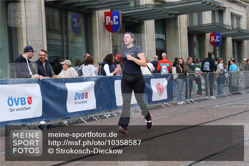 13.09.2026 - 21. swb-Marathon Bremen Strokosch-Dieckow http://msf.ph/oto/10358587 13.09.2026 11:18:43 Ziel 10005, 10202, 10344, 10524, 11629, 11794, 12090, 10176, 10194, 10264, 10535, 10568, 10600, 10895, 10899, 10997, 11443, 12371, 12422, 12561 meine-sportfotos.de