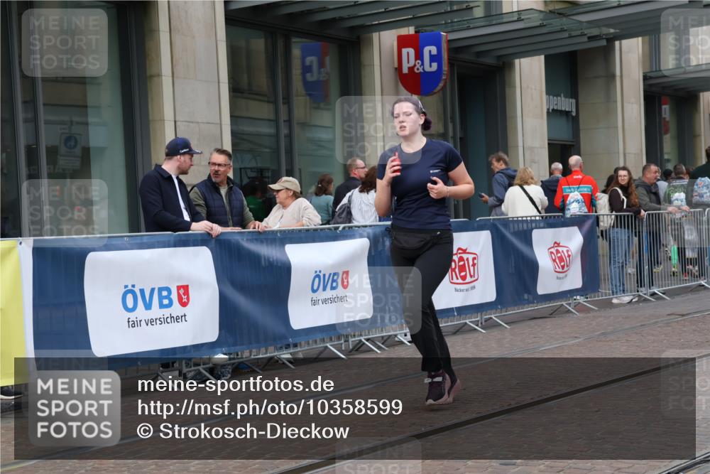 13.09.2026 - 21. swb-Marathon Bremen Strokosch-Dieckow http://msf.ph/oto/10358599 13.09.2026 11:18:43 Ziel 10005, 10202, 10344, 10524, 11629, 11794, 12090, 10176, 10194, 10264, 10535, 10568, 10600, 10895, 10899, 10997, 11443, 12371, 12422, 12561 meine-sportfotos.de