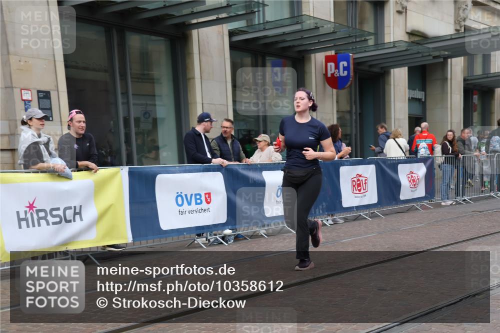 13.09.2026 - 21. swb-Marathon Bremen Strokosch-Dieckow http://msf.ph/oto/10358612 13.09.2026 11:18:44 Ziel 10005, 10202, 10344, 10524, 11629, 11794, 12090, 10005, 10176, 10194, 10264, 10535, 10568, 10600, 10895, 10899, 10997, 11443, 12371, 12422, 12561 meine-sportfotos.de