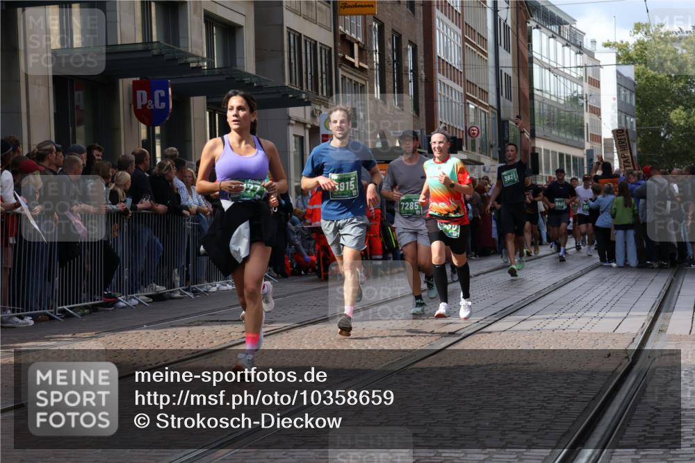 13.09.2026 - 21. swb-Marathon Bremen Strokosch-Dieckow http://msf.ph/oto/10358659 13.09.2026 13:35:06 Ziel 156, 536, 1150, 2003, 2041, 2090, 2318, 2356, 2625, 2866, 3055, 3311, 3621, 3916, 4062, 4326, 4635, 4985, 5016, 5661, 6315, 6320, 6418, 6750, 6837, 7285, 7305, 7377, 7597, 7700, 7703, 7998, 8300, 8401, 8530, 8773, 8915, 9526, 9527, 9845, 9887, 489, 1210, 2366, 2413, 2430, 2492, 2525, 2561, 2755, 3063, 3181, 3217, 3353, 3380, 3768, 4487, 5125, 5415, 5647, 5684, 6085, 6391, 6403, 6627, 6655, 6756, 7123, 7405, 7657, 7750, 8515, 9017 meine-sportfotos.de