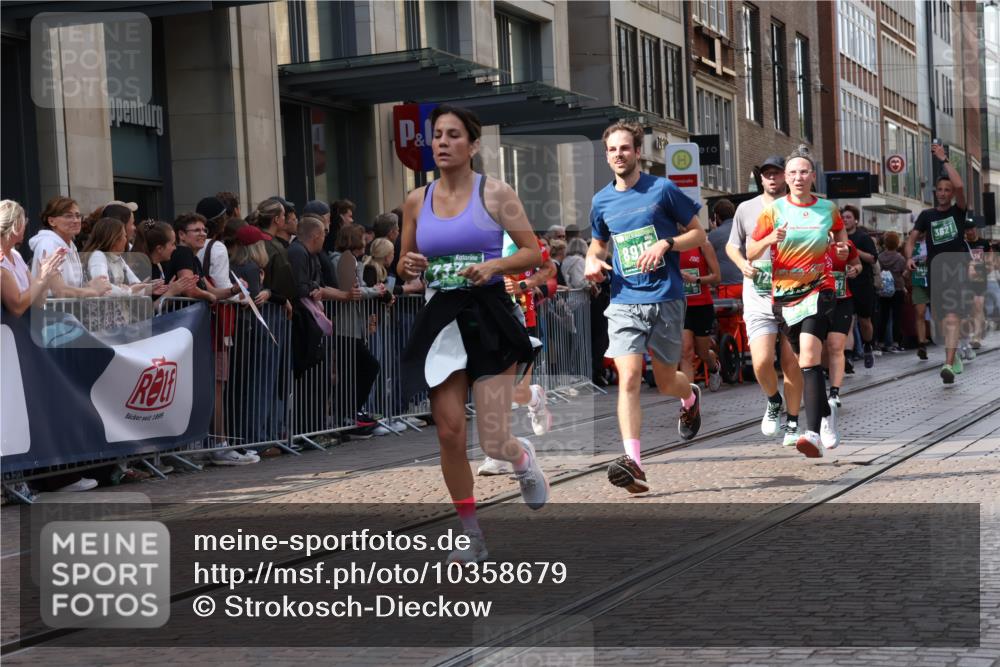 13.09.2026 - 21. swb-Marathon Bremen Strokosch-Dieckow http://msf.ph/oto/10358679 13.09.2026 13:35:06 Ziel 156, 536, 1150, 2003, 2041, 2090, 2318, 2356, 2625, 2866, 3055, 3311, 3621, 3916, 4062, 4326, 4635, 4985, 5016, 5661, 6315, 6320, 6418, 6750, 6837, 7285, 7305, 7377, 7597, 7700, 7703, 7998, 8300, 8401, 8530, 8773, 8915, 9526, 9527, 9845, 9887, 489, 1210, 2366, 2413, 2430, 2492, 2525, 2561, 2755, 3063, 3181, 3217, 3353, 3380, 3768, 4487, 5125, 5415, 5647, 5684, 6085, 6391, 6403, 6627, 6655, 6756, 7123, 7405, 7657, 7750, 8515, 9017 meine-sportfotos.de
