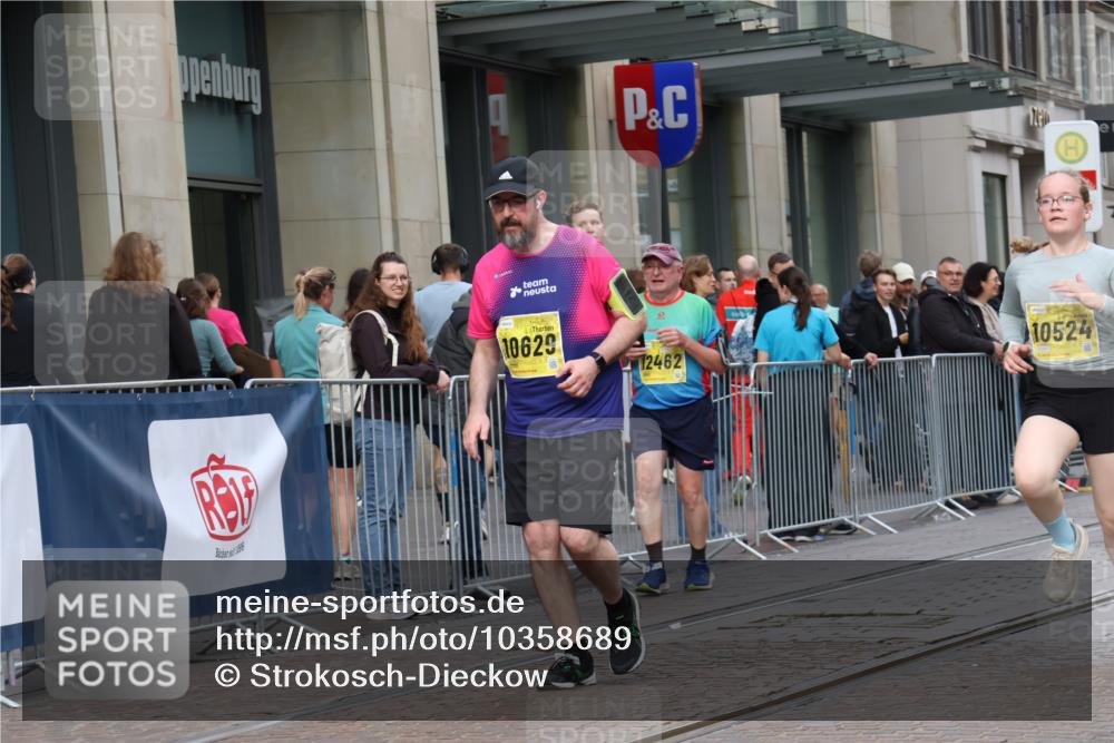 13.09.2026 - 21. swb-Marathon Bremen Strokosch-Dieckow http://msf.ph/oto/10358689 13.09.2026 11:18:56 Ziel 10629, 10933, 11050, 11760, 12224, 12462, 10005, 10202, 10264, 10344, 10524, 10568, 10997, 11443, 11629, 11794, 12090, 12371, 12422, 12561 meine-sportfotos.de
