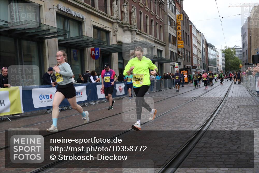 13.09.2026 - 21. swb-Marathon Bremen Strokosch-Dieckow http://msf.ph/oto/10358772 13.09.2026 11:18:58 Ziel 10004, 10629, 10933, 11050, 11760, 12224, 12462, 10005, 10202, 10264, 10344, 10524, 10568, 10997, 11443, 11629, 11794, 12090, 12422 meine-sportfotos.de