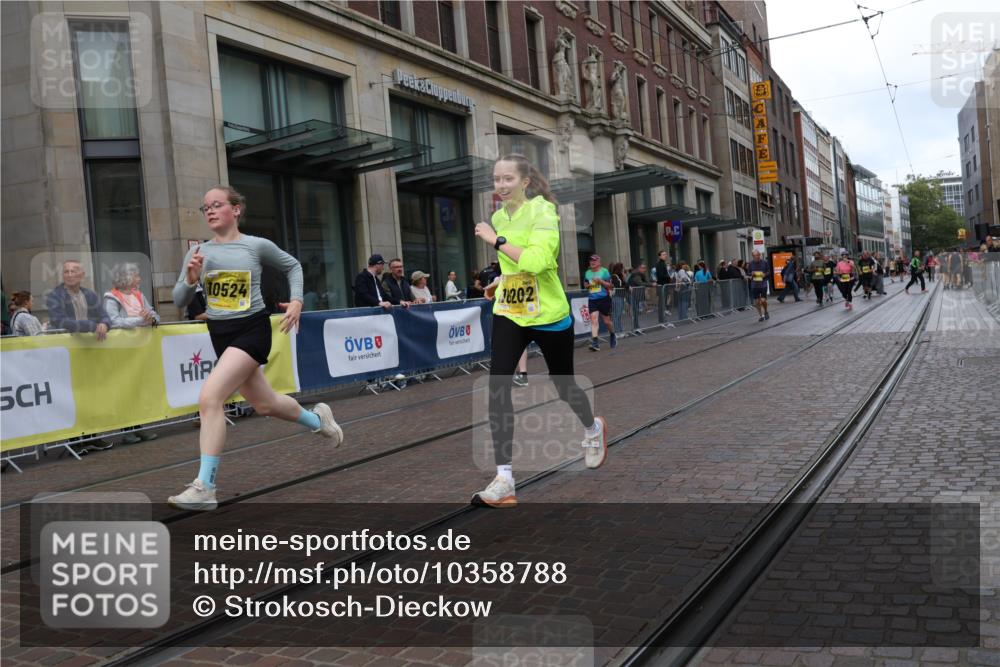13.09.2026 - 21. swb-Marathon Bremen Strokosch-Dieckow http://msf.ph/oto/10358788 13.09.2026 11:18:59 Ziel 10004, 10629, 10933, 11050, 11760, 12224, 12462, 10005, 10202, 10264, 10344, 10524, 10568, 11443, 11629, 11794, 12090, 12422 meine-sportfotos.de