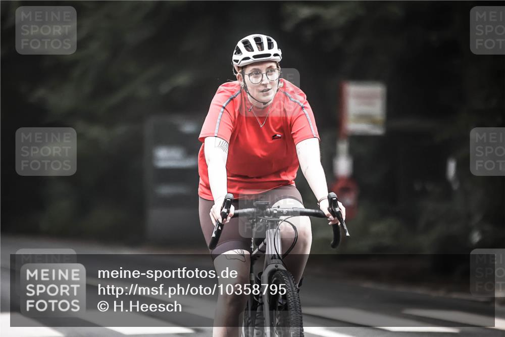 13.09.2026 - Stadtparktriathlon H.Heesch http://msf.ph/oto/10358795 13.09.2026 09:55:27 Radfahren 211, 281, 283, 297, 327, 330 meine-sportfotos.de