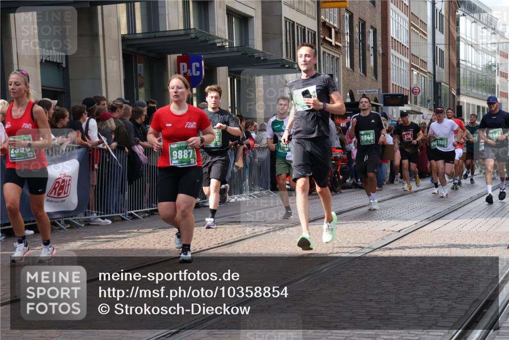 13.09.2026 - 21. swb-Marathon Bremen Strokosch-Dieckow http://msf.ph/oto/10358854 13.09.2026 13:35:10 Ziel 156, 1150, 2003, 2041, 2090, 2318, 2356, 2625, 2866, 3055, 3311, 3621, 3916, 4062, 4326, 4635, 5016, 5308, 5661, 6315, 6320, 6418, 6465, 6466, 6644, 6837, 7285, 7305, 7377, 7597, 7700, 7703, 8300, 8401, 8530, 8773, 8816, 8915, 9526, 9527, 9845, 9862, 9887, 489, 536, 2366, 2413, 2430, 2492, 2561, 2755, 3063, 3181, 3217, 3768, 3916, 4487, 4635, 4985, 5016, 5125, 5415, 5647, 5684, 6085, 6391, 6403, 6627, 6655, 6750, 6756, 7123, 7405, 7657, 7750, 8515, 9017 meine-sportfotos.de
