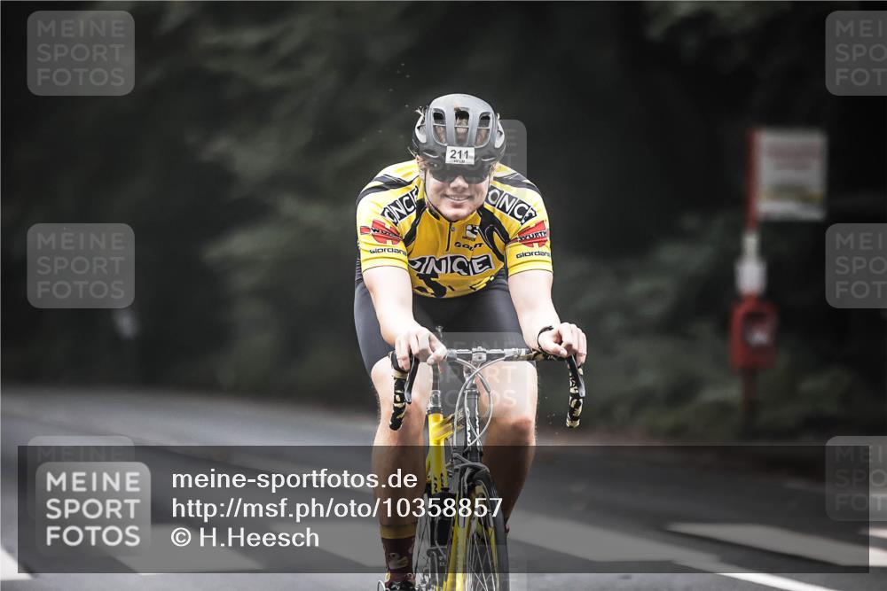 13.09.2026 - Stadtparktriathlon H.Heesch http://msf.ph/oto/10358857 13.09.2026 09:55:33 Radfahren 211, 319, 330 meine-sportfotos.de