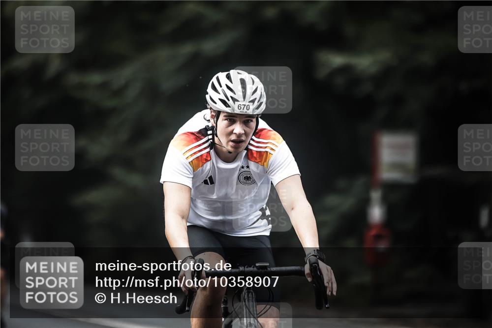 13.09.2026 - Stadtparktriathlon H.Heesch http://msf.ph/oto/10358907 13.09.2026 11:12:41 Radfahren 653, 664, 670, 702 meine-sportfotos.de