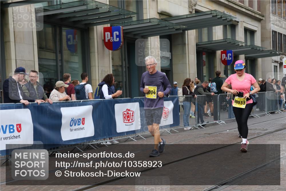 13.09.2026 - 21. swb-Marathon Bremen Strokosch-Dieckow http://msf.ph/oto/10358923 13.09.2026 11:19:05 Ziel 10004, 10629, 10933, 11050, 11760, 12224, 12462, 10005, 10202, 10264, 10344, 10524, 10568, 11443, 11629, 11794, 12090 meine-sportfotos.de