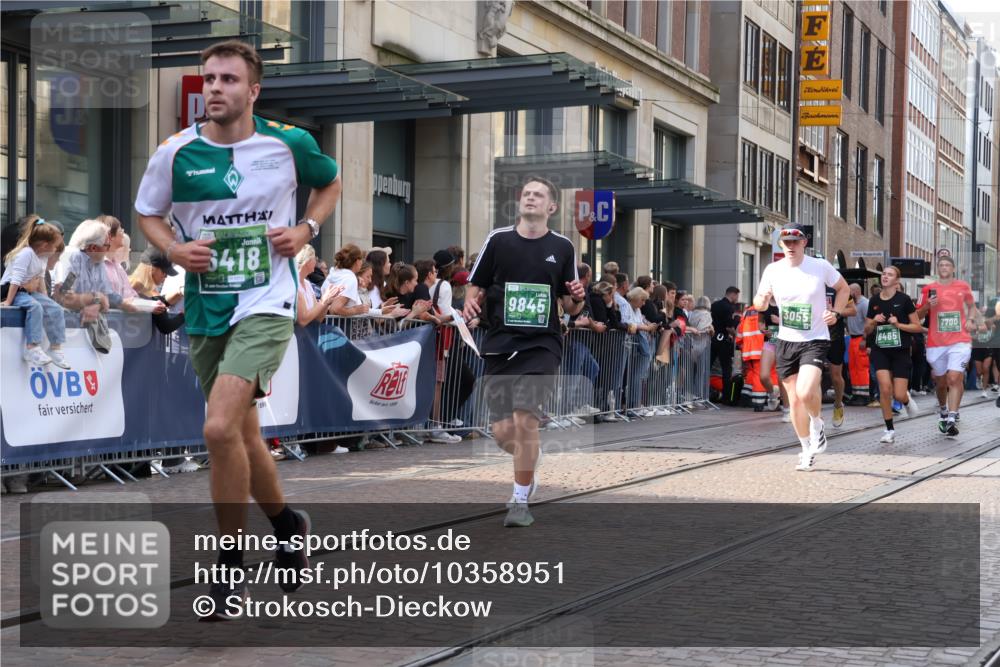 13.09.2026 - 21. swb-Marathon Bremen Strokosch-Dieckow http://msf.ph/oto/10358951 13.09.2026 13:35:13 Ziel 156, 607, 1150, 2041, 2090, 2318, 2356, 2625, 2866, 3055, 3087, 3226, 3621, 3704, 3780, 4062, 4326, 5308, 5661, 6315, 6418, 6465, 6466, 6644, 6649, 6837, 7285, 7305, 7377, 7597, 7675, 7700, 8401, 8530, 8773, 8816, 8915, 9784, 9845, 9862, 9887, 9892, 489, 536, 2003, 2366, 2413, 2430, 2492, 2755, 3063, 3217, 3311, 3768, 3916, 4487, 4635, 4985, 5016, 5125, 5647, 6085, 6320, 6391, 6403, 6627, 6655, 6750, 6756, 7123, 7405, 7657, 7750, 8515, 9017 meine-sportfotos.de