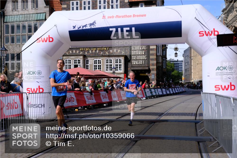 13.09.2026 - 21. swb-Marathon Bremen Tim E. http://msf.ph/oto/10359066 13.09.2026 12:54:59 Ziel 1020 meine-sportfotos.de
