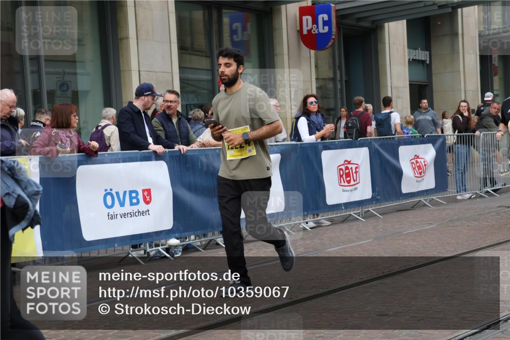 13.09.2026 - 21. swb-Marathon Bremen Strokosch-Dieckow http://msf.ph/oto/10359067 13.09.2026 11:19:09 Ziel 10004, 10629, 10933, 11050, 11760, 12224, 12462, 10005, 10202, 10344, 10524, 11629, 11794, 12090 meine-sportfotos.de