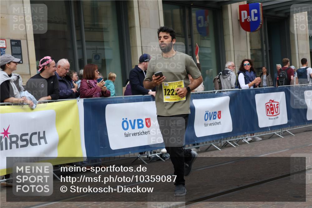 13.09.2026 - 21. swb-Marathon Bremen Strokosch-Dieckow http://msf.ph/oto/10359087 13.09.2026 11:19:09 Ziel 10004, 10629, 10933, 11050, 11760, 12224, 12462, 10005, 10202, 10344, 10524, 11629, 11794, 12090 meine-sportfotos.de