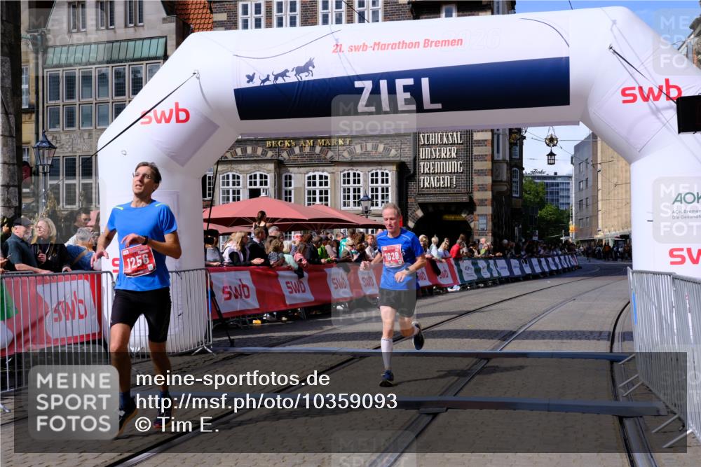 13.09.2026 - 21. swb-Marathon Bremen Tim E. http://msf.ph/oto/10359093 13.09.2026 12:54:59 Ziel 1020 meine-sportfotos.de