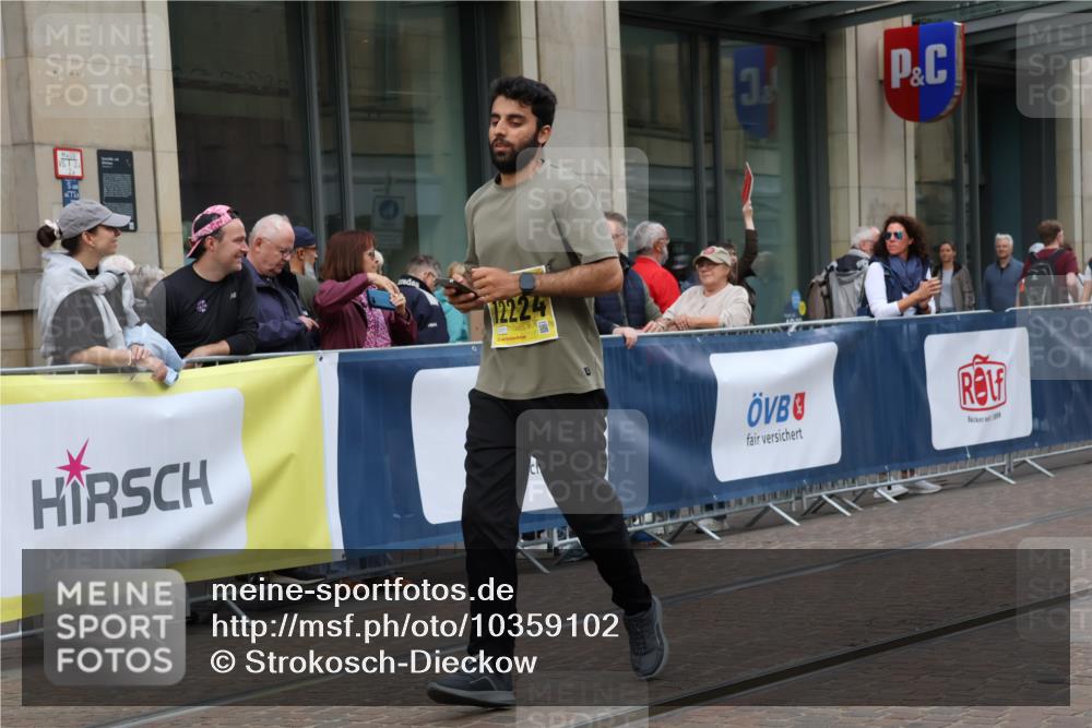 13.09.2026 - 21. swb-Marathon Bremen Strokosch-Dieckow http://msf.ph/oto/10359102 13.09.2026 11:19:09 Ziel 10004, 10629, 10933, 11050, 11760, 12224, 12462, 10005, 10202, 10344, 10524, 11629, 11794, 12090 meine-sportfotos.de