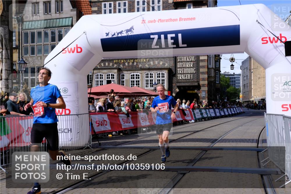 13.09.2026 - 21. swb-Marathon Bremen Tim E. http://msf.ph/oto/10359106 13.09.2026 12:54:59 Ziel 1020 meine-sportfotos.de