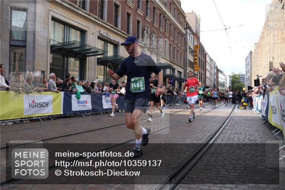 13.09.2026 - 21. swb-Marathon Bremen Strokosch-Dieckow http://msf.ph/oto/10359137 13.09.2026 13:35:17 Ziel 156, 532, 607, 1150, 2041, 2090, 2318, 2356, 3055, 3087, 3226, 3621, 3704, 3780, 4326, 5308, 5467, 5468, 5584, 5586, 5661, 6315, 6418, 6465, 6466, 6644, 6649, 6837, 7235, 7285, 7377, 7597, 7675, 7700, 8401, 8530, 8773, 8816, 8915, 9784, 9845, 9862, 9887, 9892, 13121, 13213, 536, 1150, 2003, 2366, 2430, 2492, 2625, 2866, 3063, 3311, 3916, 4062, 4487, 4635, 4985, 5016, 5125, 5647, 6320, 6391, 6403, 6655, 6750, 6837, 7123, 7405, 7657, 7750, 8515, 9017 meine-sportfotos.de