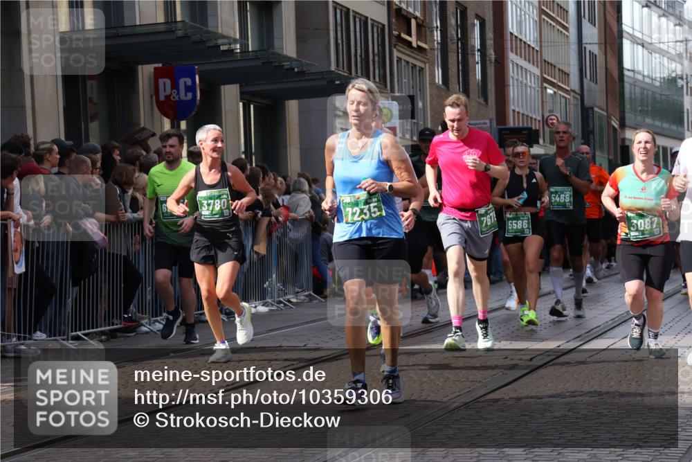 13.09.2026 - 21. swb-Marathon Bremen Strokosch-Dieckow http://msf.ph/oto/10359306 13.09.2026 13:35:22 Ziel 156, 318, 532, 607, 2041, 2318, 2356, 3055, 3087, 3226, 3485, 3704, 3780, 3857, 4048, 4326, 5071, 5308, 5381, 5467, 5468, 5584, 5586, 5661, 6465, 6466, 6644, 6649, 6724, 7235, 7285, 7597, 7675, 7691, 7700, 8335, 8705, 8816, 9784, 9845, 9862, 9887, 9892, 9912, 13121, 13213, 536, 1150, 2003, 2090, 2366, 2492, 2625, 2866, 3063, 3311, 3621, 3916, 4062, 4487, 4635, 4985, 5016, 5125, 5647, 6315, 6320, 6391, 6403, 6418, 6750, 6837, 7123, 7405, 7657, 7750, 9017 meine-sportfotos.de