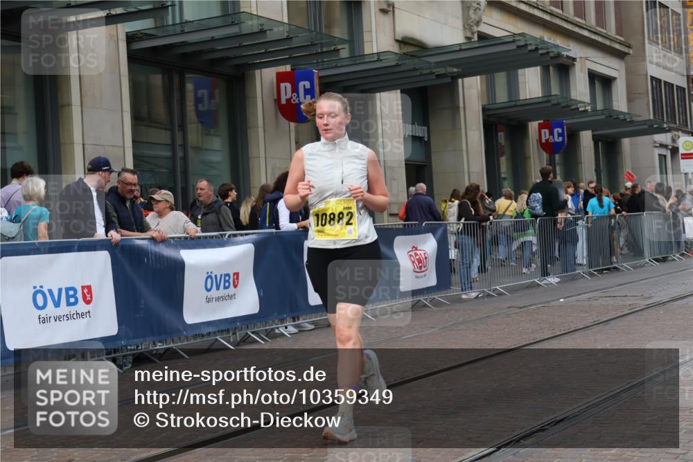 13.09.2026 - 21. swb-Marathon Bremen Strokosch-Dieckow http://msf.ph/oto/10359349 13.09.2026 11:19:40 Ziel 10430, 10882, 11333, 11546, 12472, 10004, 10933, 11050, 11457, 11760, 12224 meine-sportfotos.de