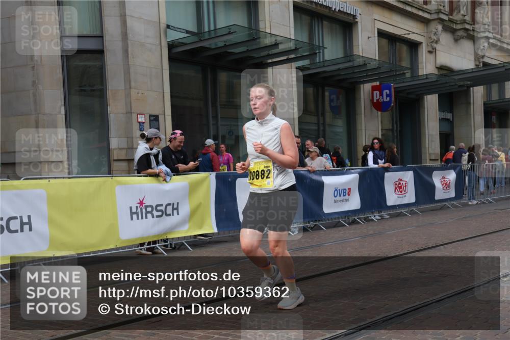 13.09.2026 - 21. swb-Marathon Bremen Strokosch-Dieckow http://msf.ph/oto/10359362 13.09.2026 11:19:41 Ziel 10430, 10882, 11244, 11333, 11337, 11546, 12472, 10004, 11050, 11457, 11760, 12224 meine-sportfotos.de