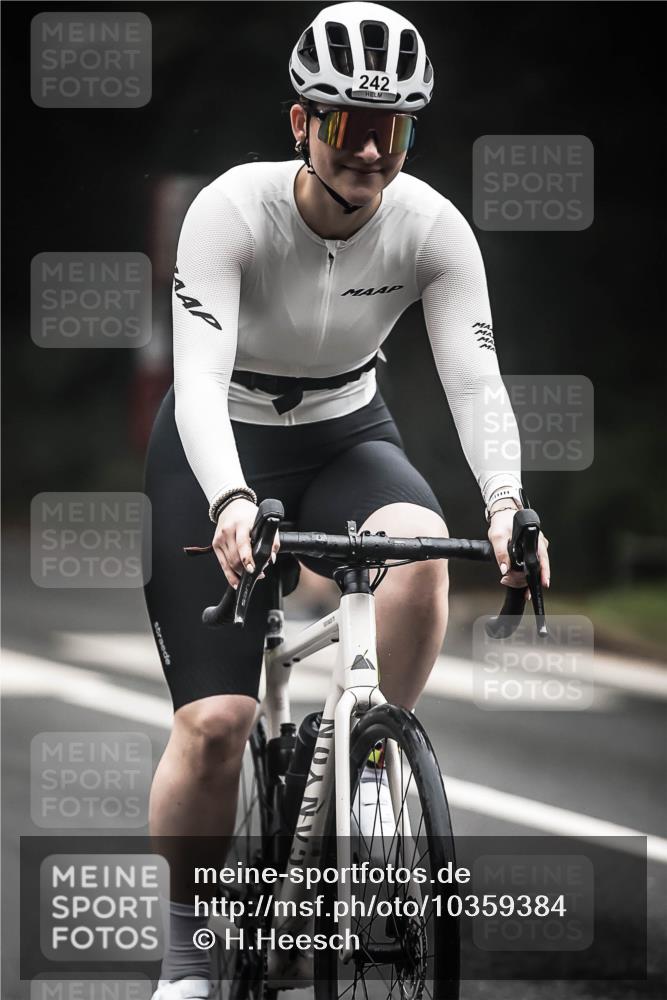 13.09.2026 - Stadtparktriathlon H.Heesch http://msf.ph/oto/10359384 13.09.2026 09:57:17 Radfahren 215, 242, 307 meine-sportfotos.de