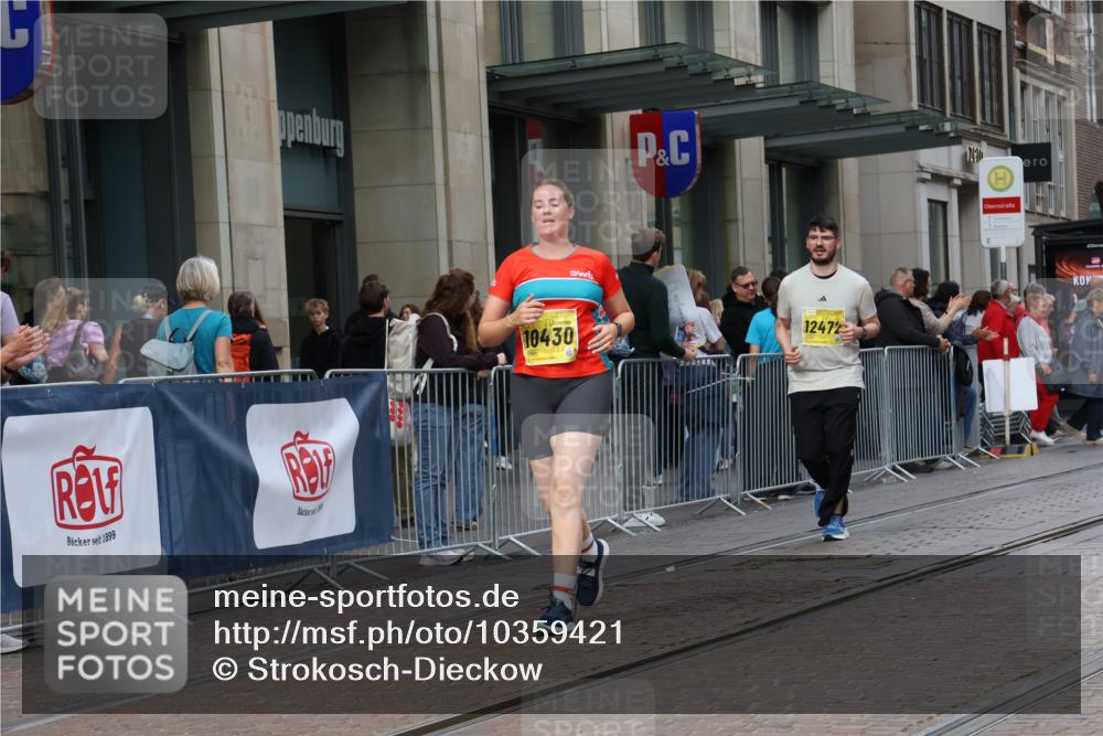 13.09.2026 - 21. swb-Marathon Bremen Strokosch-Dieckow http://msf.ph/oto/10359421 13.09.2026 11:19:46 Ziel 10430, 10882, 11244, 11333, 11337, 11546, 12472, 10004, 11457 meine-sportfotos.de