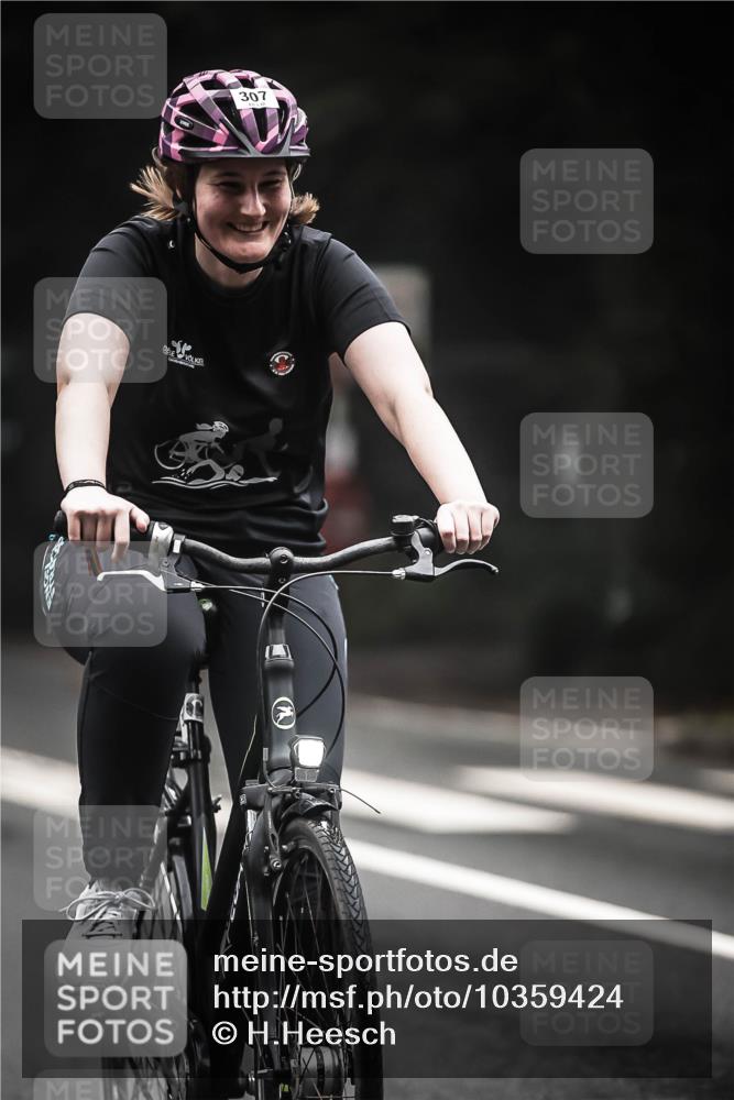 13.09.2026 - Stadtparktriathlon H.Heesch http://msf.ph/oto/10359424 13.09.2026 09:57:20 Radfahren 215, 242, 307 meine-sportfotos.de