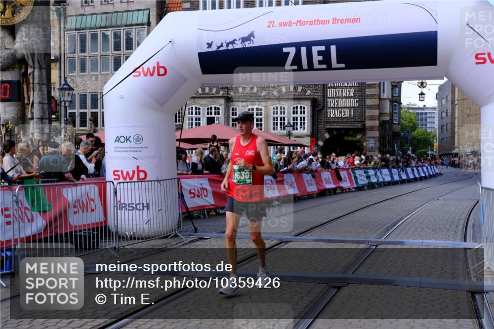 13.09.2026 - 21. swb-Marathon Bremen Tim E. http://msf.ph/oto/10359426 13.09.2026 12:55:59 Ziel 299, 1724, 2072, 4381, 5163, 9630, 10034 meine-sportfotos.de