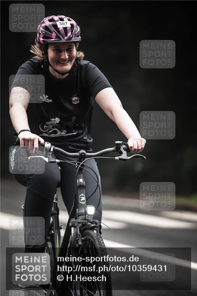 13.09.2026 - Stadtparktriathlon H.Heesch http://msf.ph/oto/10359431 13.09.2026 09:57:20 Radfahren 215, 242, 307 meine-sportfotos.de