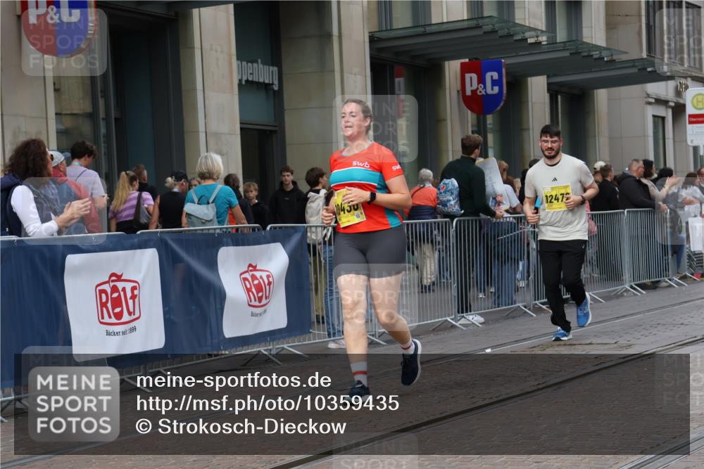 13.09.2026 - 21. swb-Marathon Bremen Strokosch-Dieckow http://msf.ph/oto/10359435 13.09.2026 11:19:46 Ziel 10430, 10882, 11244, 11333, 11337, 11546, 12472, 10004, 11457 meine-sportfotos.de