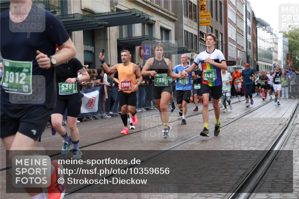 13.09.2026 - 21. swb-Marathon Bremen Strokosch-Dieckow http://msf.ph/oto/10359656 13.09.2026 13:35:32 Ziel 318, 532, 607, 2565, 3026, 3056, 3087, 3226, 3454, 3485, 3704, 3780, 3857, 4016, 4048, 5026, 5071, 5157, 5276, 5308, 5381, 5467, 5468, 5584, 5586, 5816, 6159, 6465, 6466, 6644, 6649, 6724, 6874, 7036, 7043, 7235, 7385, 7675, 7691, 7804, 8145, 8227, 8335, 8705, 8816, 9243, 9784, 9862, 9892, 9912, 13121, 13179, 13213, 156, 536, 1150, 2003, 2041, 2090, 2318, 2356, 2625, 2866, 3055, 3311, 3621, 3916, 4062, 4326, 4635, 4985, 5016, 5661, 6315, 6320, 6418, 6465, 6466, 6750, 6837 meine-sportfotos.de