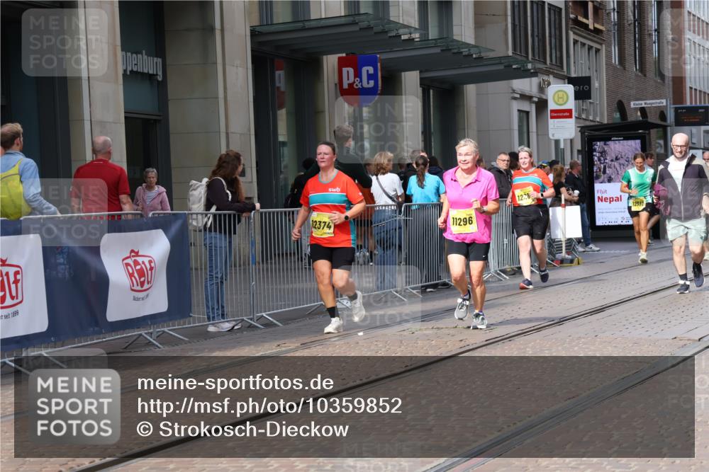 13.09.2026 - 21. swb-Marathon Bremen Strokosch-Dieckow http://msf.ph/oto/10359852 13.09.2026 11:20:09 Ziel 10161, 11296, 11529, 11530, 11541, 11980, 12285, 12316, 12317, 12374, 10430, 10882, 11244, 11333, 11337, 11546, 12472 meine-sportfotos.de